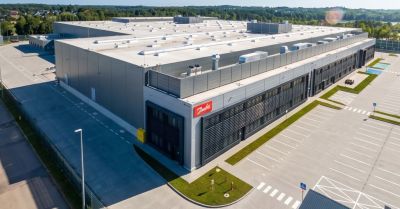 Danfoss rozwija działalność w Polsce. Nowa fabryka w Tuchomiu odpowiada na rosnące zapotrzebowanie na energooszczędne rozwiązania dla przemysłu